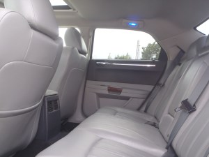 Bagsæde pladsen er ikke ligeså hæderlig som en 5 serie men læder krom tonede ruder og blå dioder får dig sikkert til at føle dig som en rigtig Gangsta fra LA