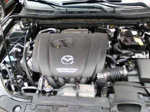 skyactive motoren går lidt mod strømmen med at ikke at være forsynet med nogen form for trykladning men den performer ikke meget dårligere end andre nye maskiner jeg har kørt