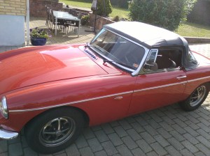 Er den ikke sød. En klassisk MGer er en charmerende lille bil som selv i dag giver masser af køreglæde. Men man skal ikke flyve højere end hvad vingerne kan bære for bremserne er stadigvæk som i 1960erne de kan nemt overraske folk som ikke er vant til gamle biler