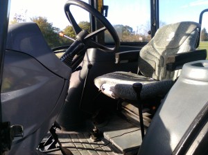 med sit affjedret føresæde er new hollanderens førerhus meget bedre udstyret til de lange nætter på markerne