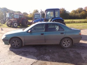 det kan godt være at den høre til en af de mindre i traktor verden men en new holland kan sagtens sluge en 406er