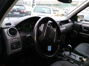 selvom det var lidt den skrabet model vi have med at gøre var udstyrs listen alligevel respekttabel. Vores testbil havde bla en velspillende headunit to zones klima anlæg 18