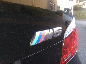Nej det er heldigvis ikke en fake så denne 5 serie kan sagtens bære BMW M emblemerne med en vis stolthed