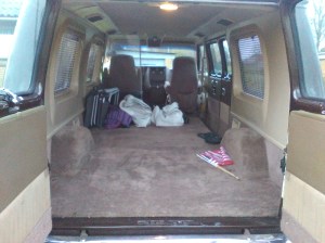 lastrummet synes så rummeligt at det kan huse en mindre sejlbåd læg mærke til den manglende skillevæg imellem lastrum og førehus,