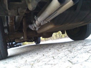 back to basics. Baghjulsophænget består netop af en stiv bagaksel langsgående bladfjedrer samt et par torsions stave